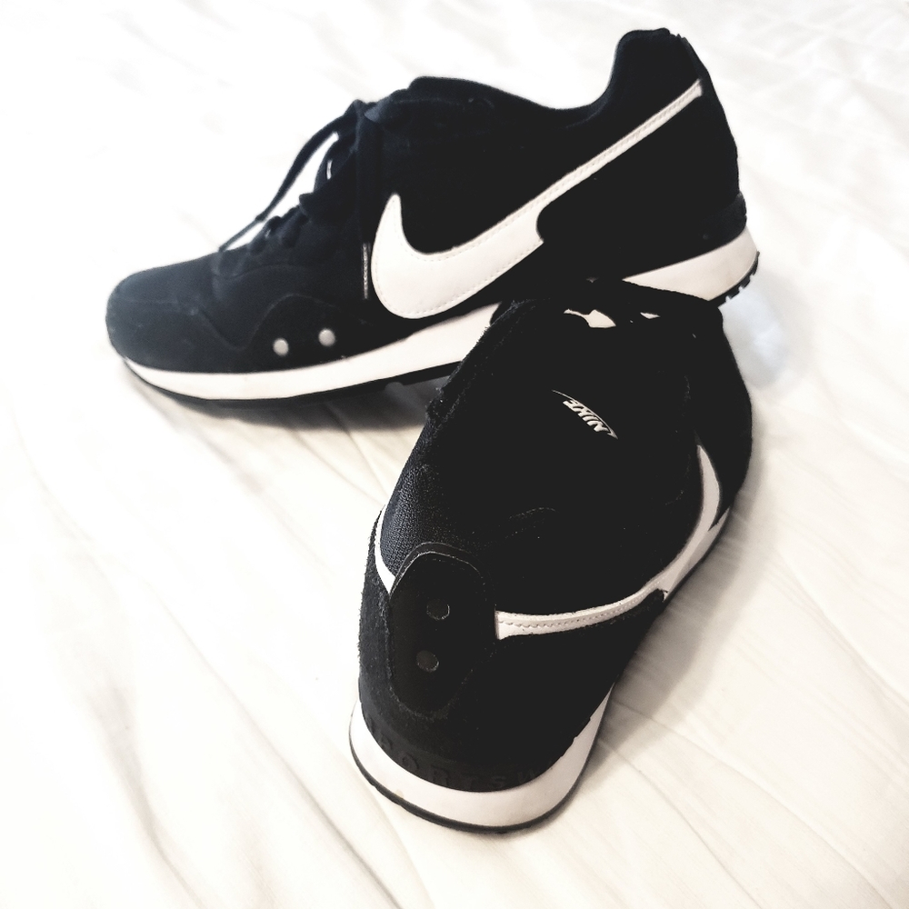 Nike Venture Runner - Black - women's 8